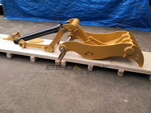 Bedrock Attachments Pin-On Thumb | Model ET70-PO4T36 | Width 27.6″ | Pin Size 70mm | 4 Teeth | Machine Size 15-18 Ton | For Excavators