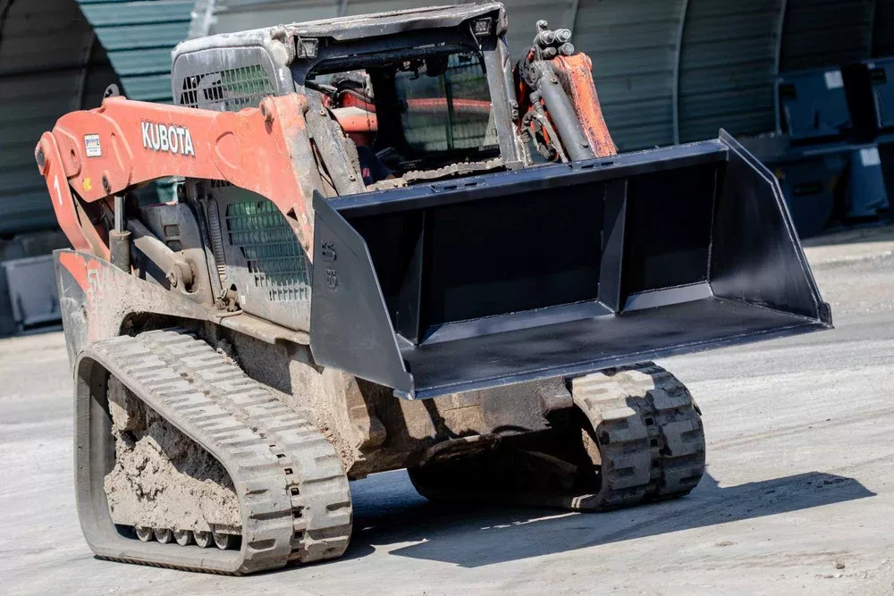 Express Steel 5.5′ Heavy Duty Snow/Mulch Bucket | Width 66″ | 25 GPM | For Skid Steers