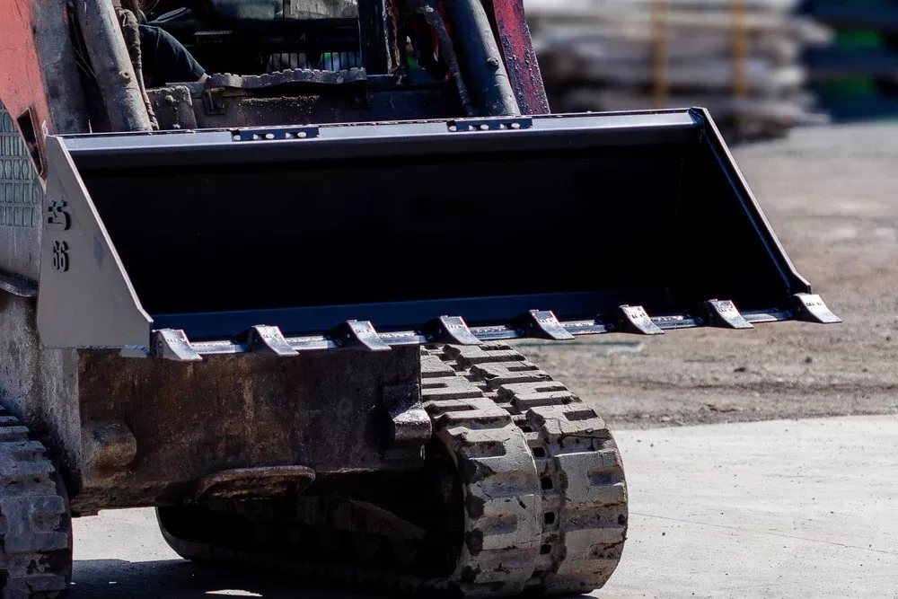 Express Steel 5.5′ Standard Tooth Bucket | Width 66″ | 25 GPM | For Skid Steers