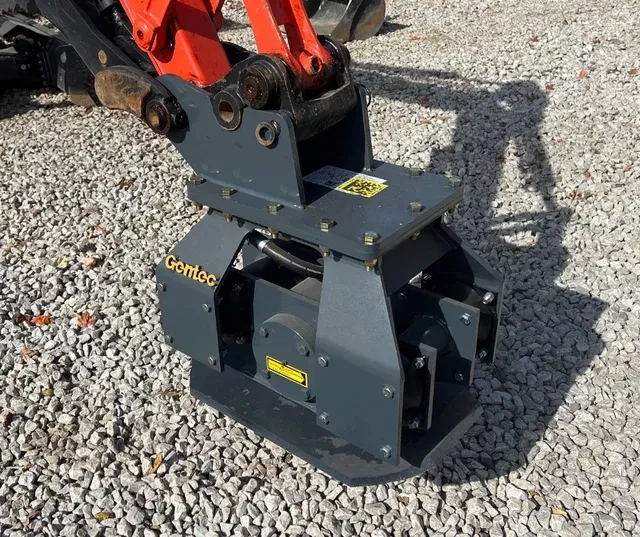 Gentec Equipment Hydraulic Plate Vibratory Compactor | Model GE870F | Bottom Plate 18″ x 21″ | Machine Size 1.5–9.9 Tons | For Excavators