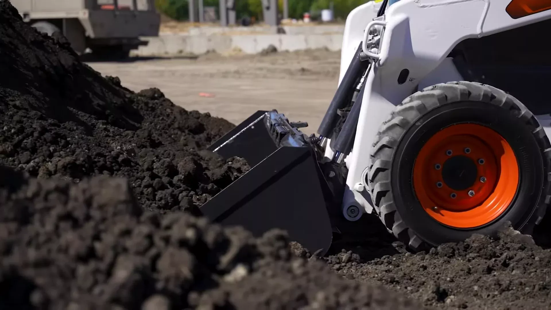 Ignite Attachments Heavy-Duty Bucket | Width 68″ | Hydraulic Flow Range 13–25 GPM | For Skid Steers