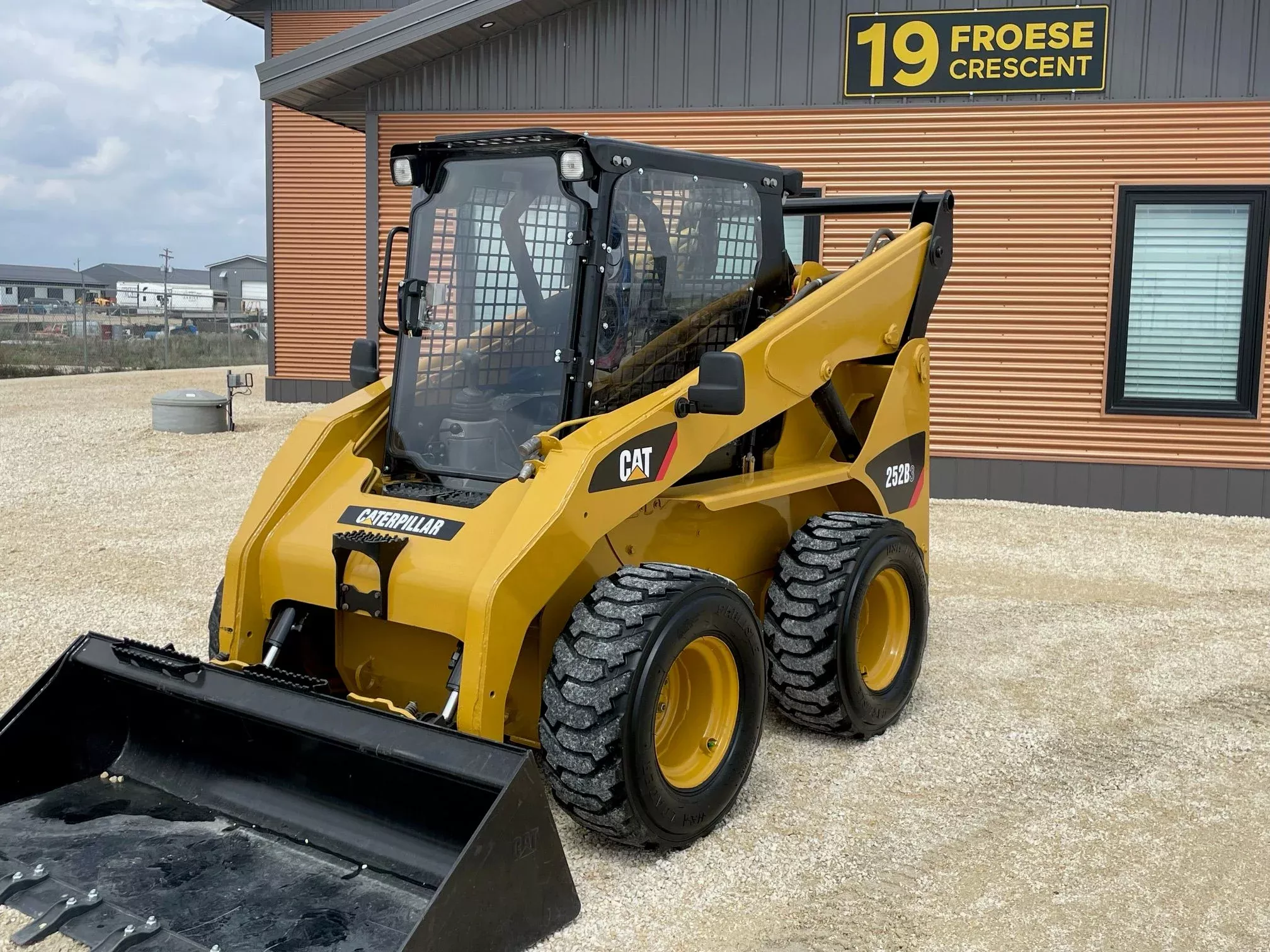 Skid Steer Doors Cab Enclosure Door | CAT‑AB‑G2 (Caterpillar A & B Series) | ½” Lexan Polycarbonate | 15–25 GPM | For Caterpillar Skid Steers