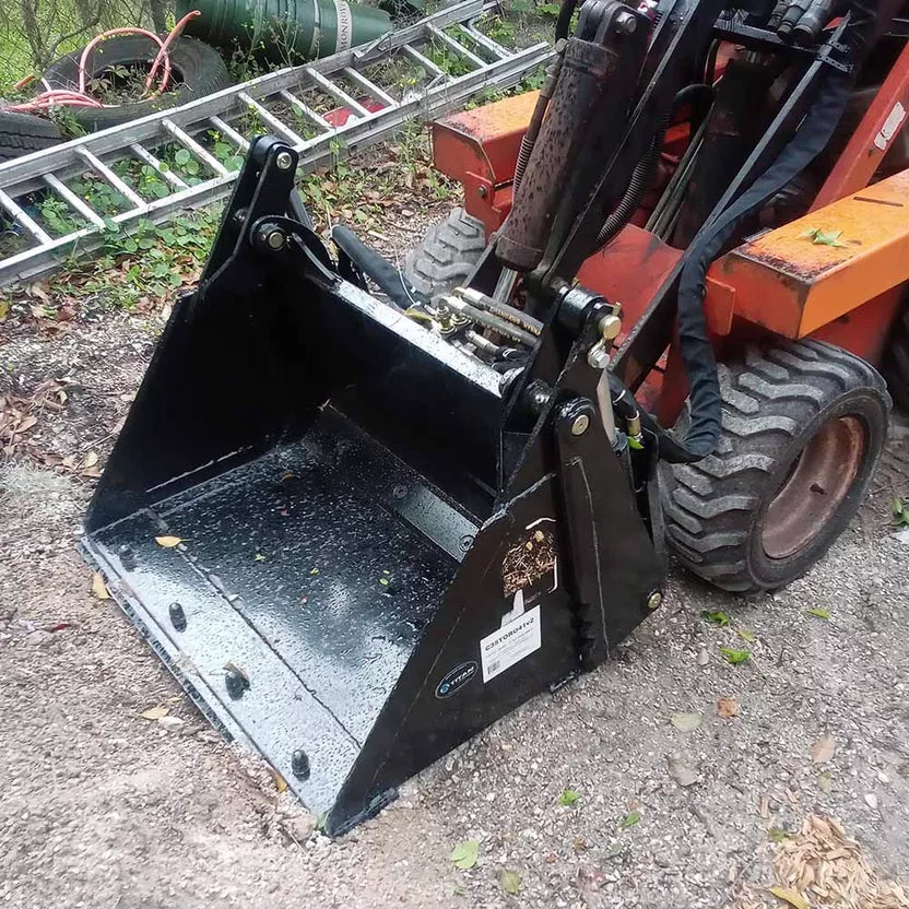 Titan Attachments Combo Bucket | 4-in-1 Multi-Function | 35″ Width | 850 lb Capacity | Oil Flow Range 8–12 GPM | For Mini Skid Steers