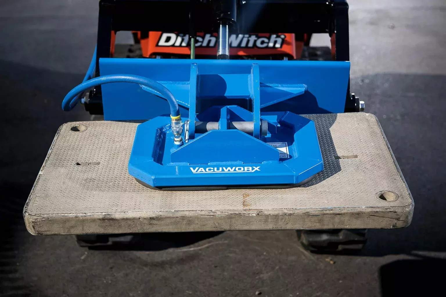 Vacuworx Portable Vacuum Lifting System | Model PHD | Width 19″ | 2,500 lb Capacity | 8 To 30+ GPM | 1.5 To 3 Ton | For Skid Steers, Excavators & Cranes